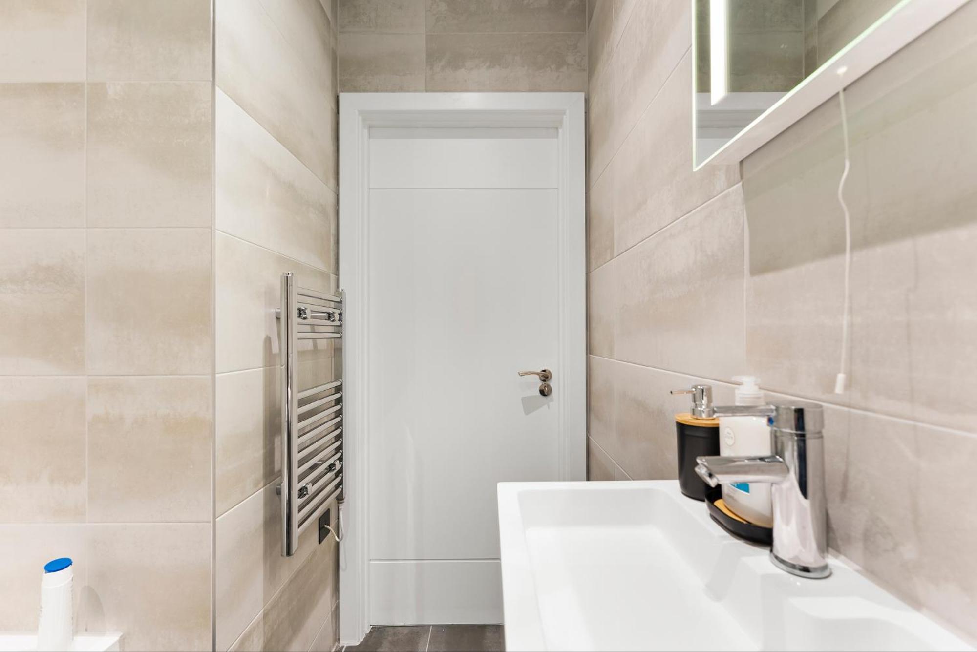 Stylish Two-Bedroom Flat In NWI Exteriör bild