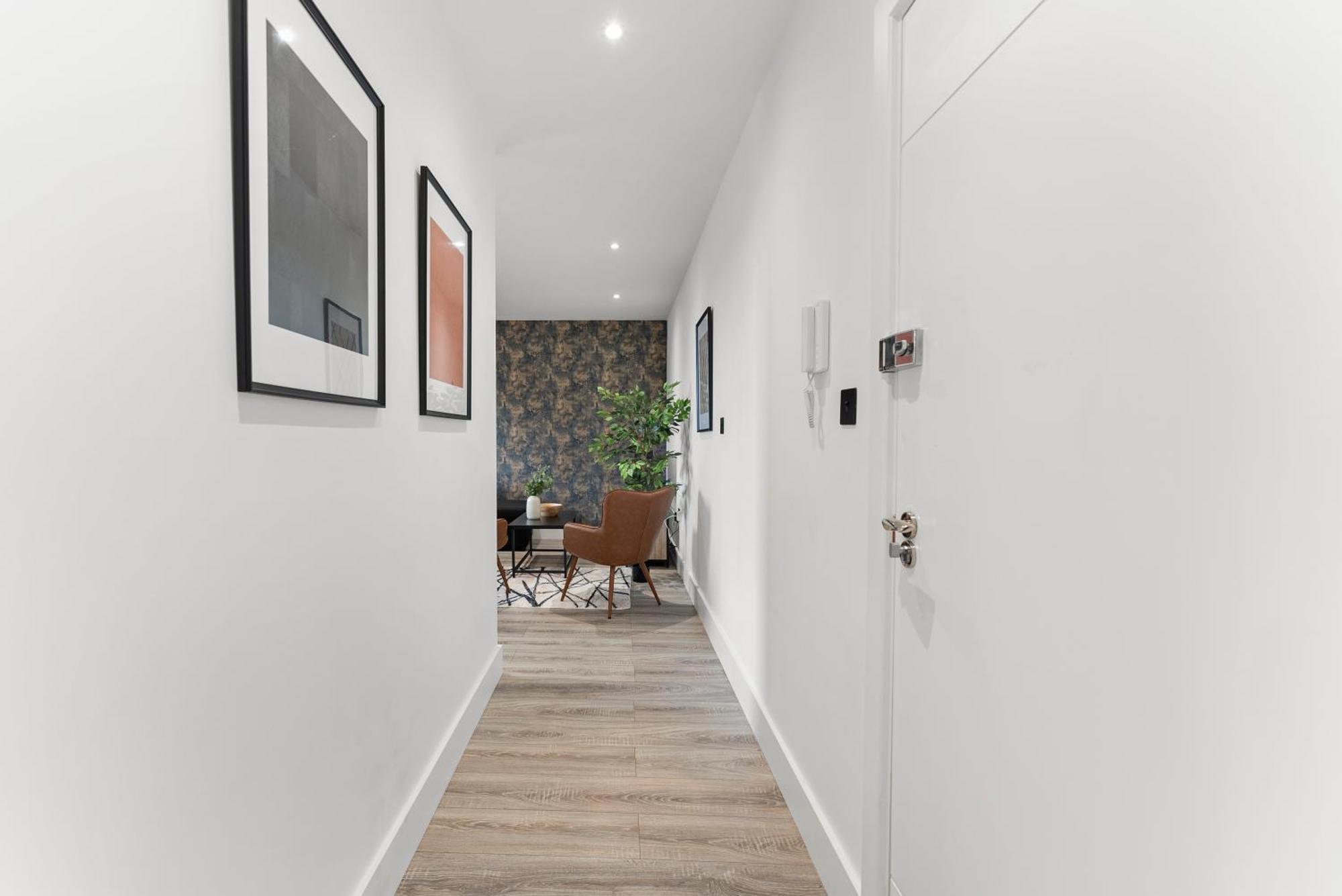 Stylish Two-Bedroom Flat In NWI Exteriör bild